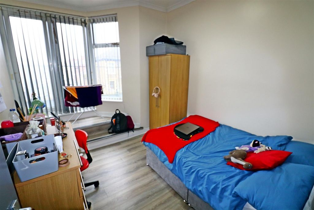 Property photo 3 of 5 Bright Double Bedroom With Large Bay Window...