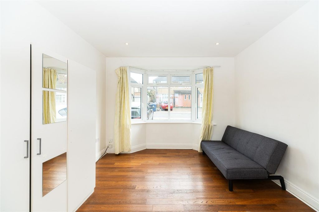 Property photo 2 of 10 005_Sbp05971_Selborne_Gdns_31.Jpg