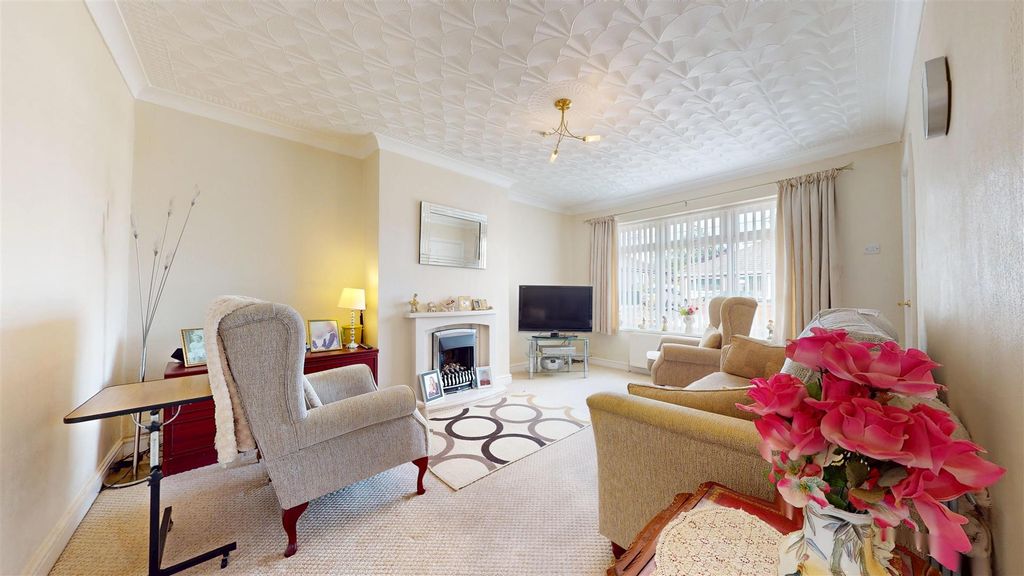 Property photo 2 of 15 Saint Albans Close Living Room