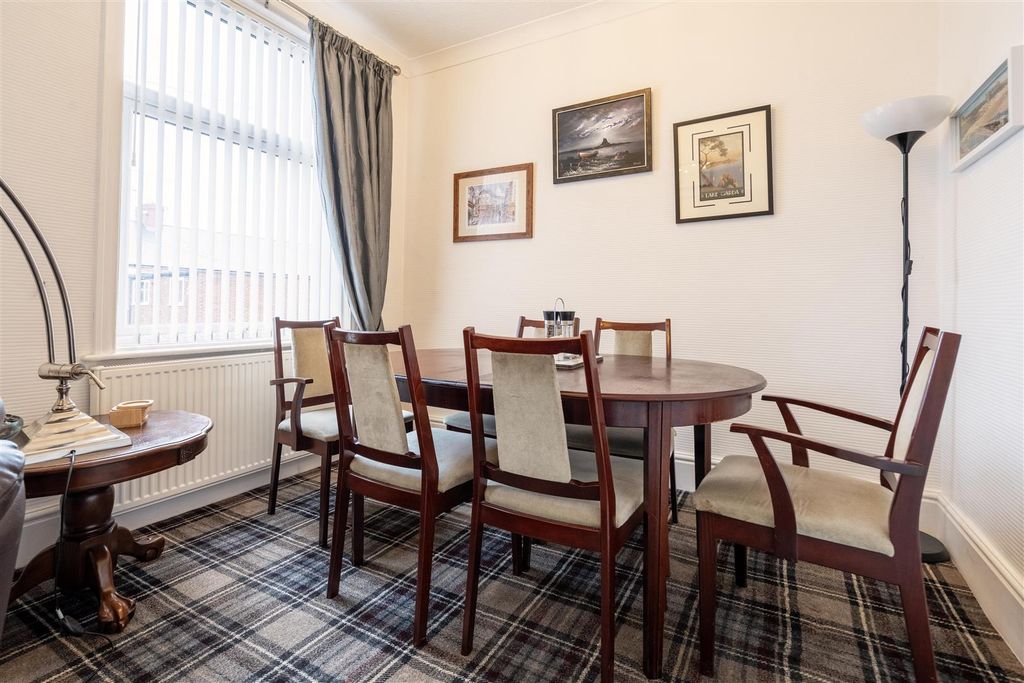 Property photo 3 of 8 Dining Area