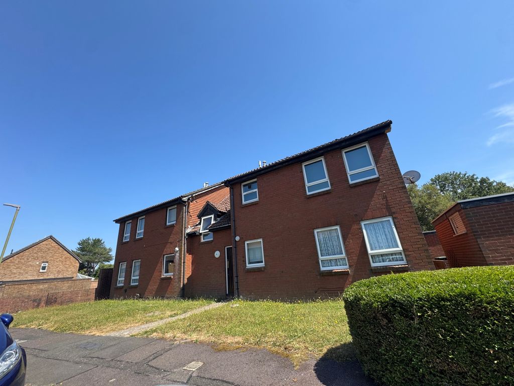 Property photo 1 of 7 Studio To Rent Tolpuddle Gardens, Bournemouth Bh9