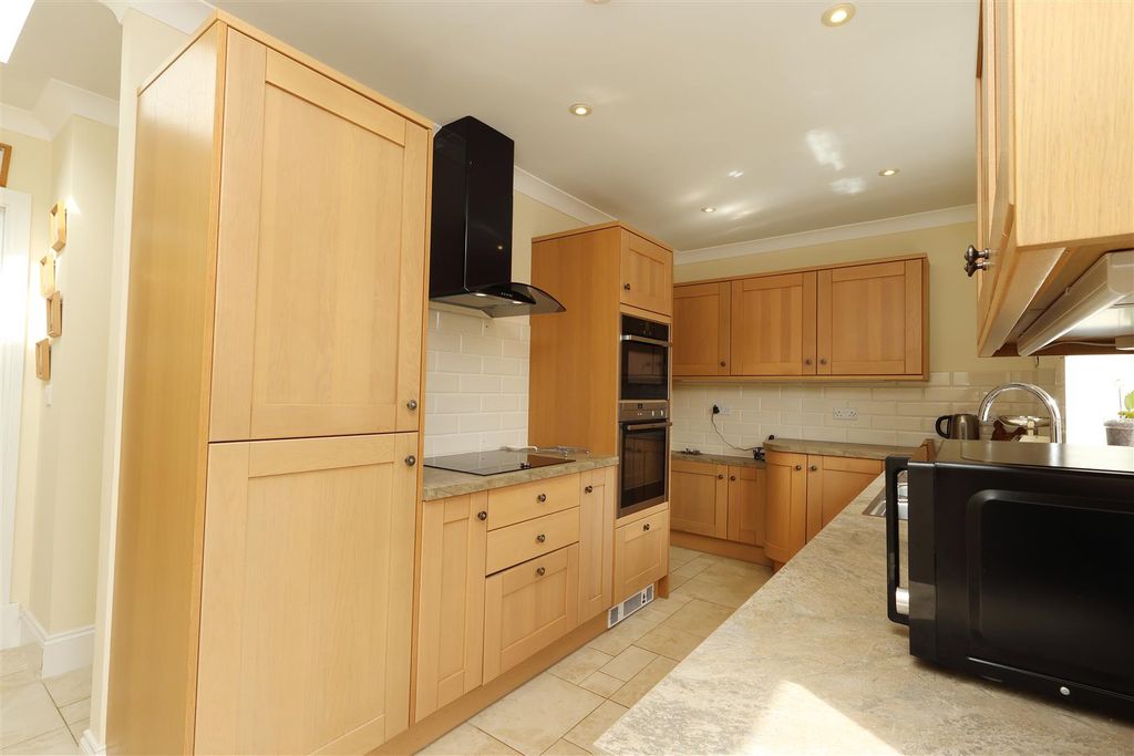 Property photo 3 of 25 Kitchen
