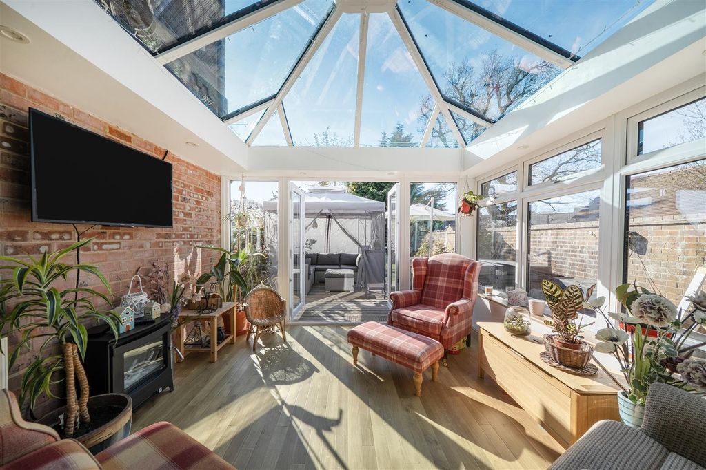 Property photo 3 of 18 Conservatory