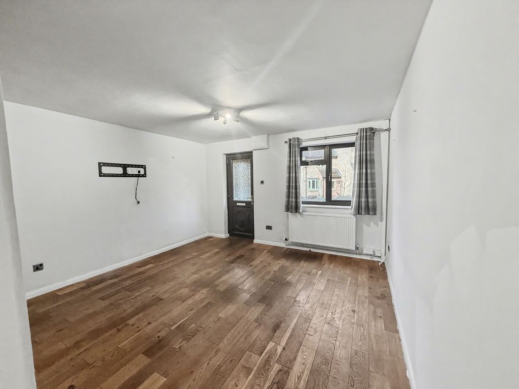 Property photo 3 of 11 Image00020