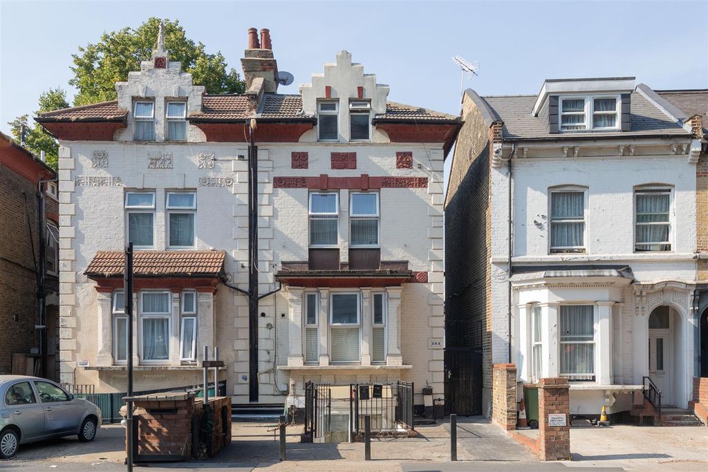 Property photo 1 of 20 Romford Road, E7