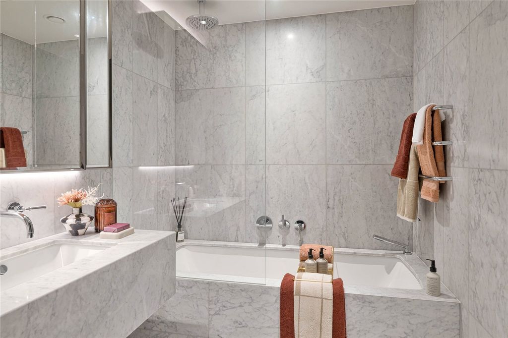 Property photo 3 of 16 Bathroom