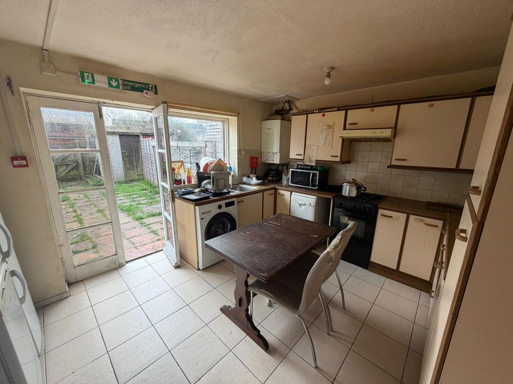 Property photo 2 of 6 Kitchen