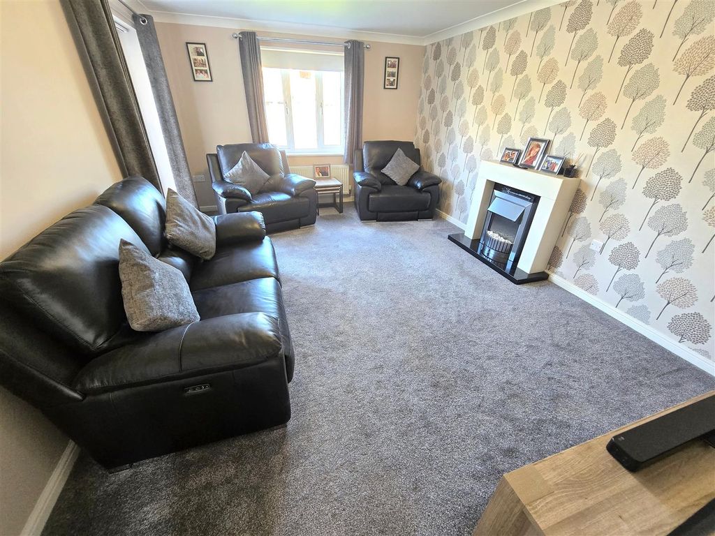Property photo 3 of 23 Lounge