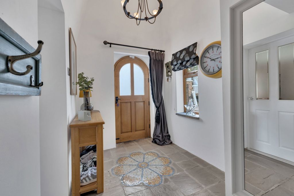 Property photo 2 of 18