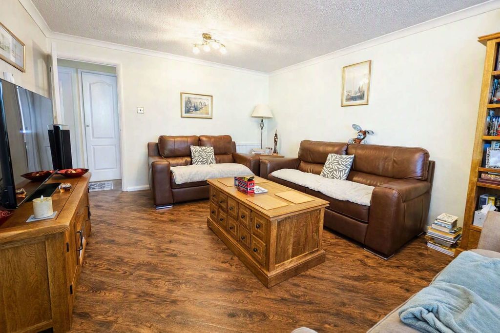 Property photo 3 of 13 Lounge