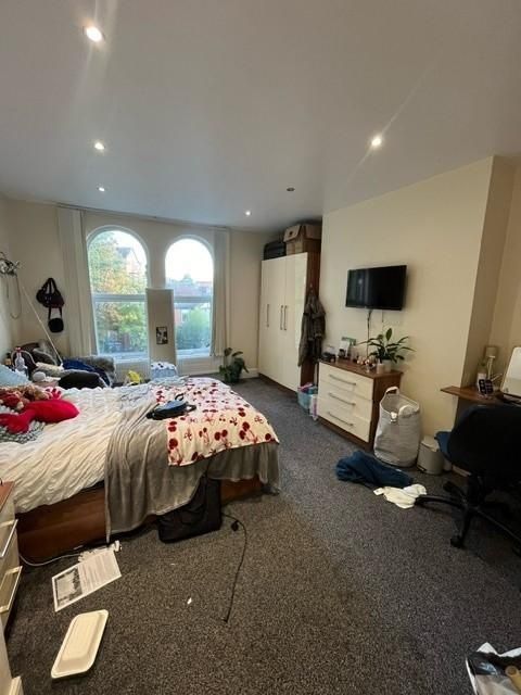 Property photo 1 of 17 Spacious Bedroom With Large Arched Windows Letting...