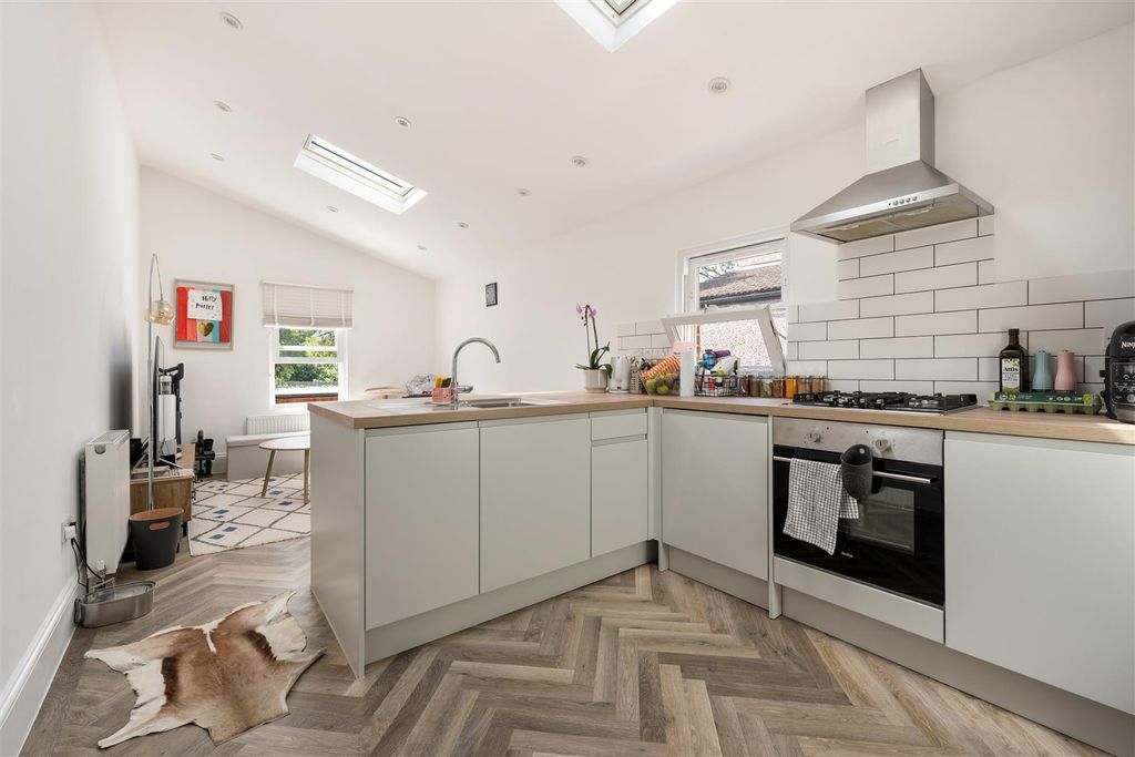 Property photo 2 of 18 Marlborough Road, E18