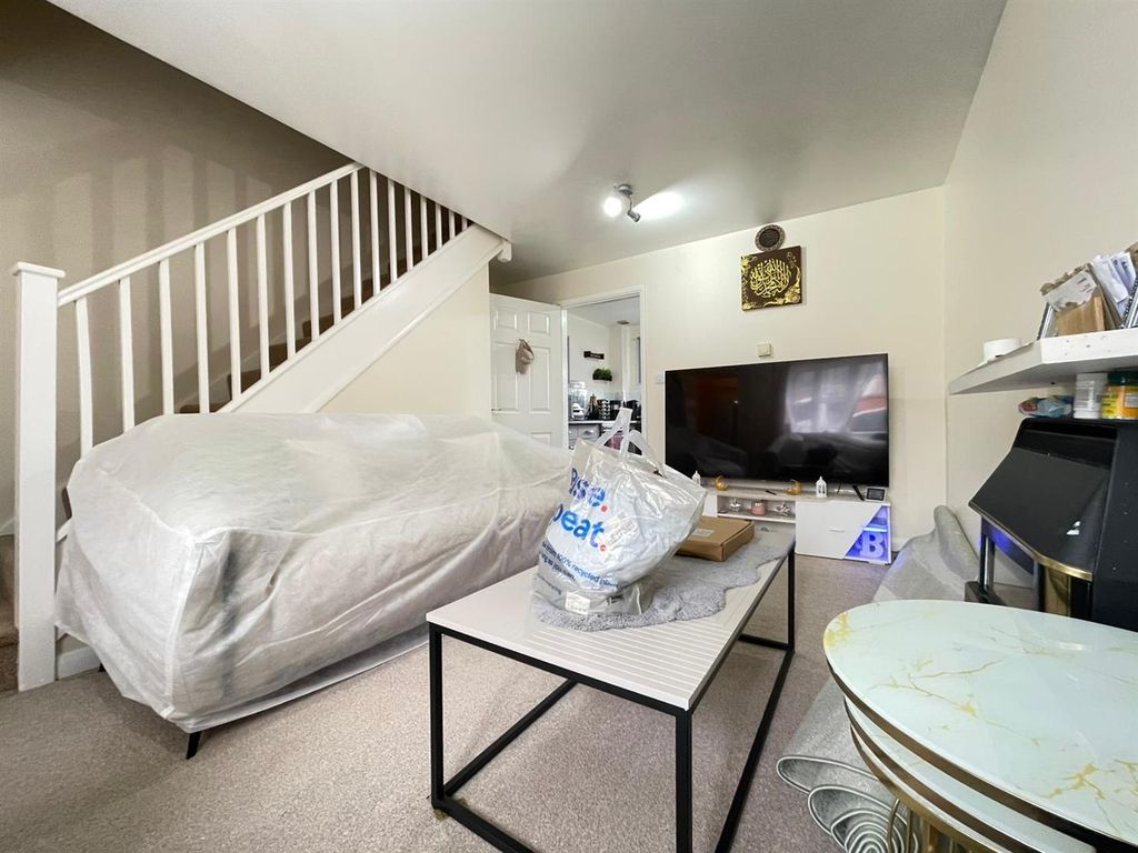 Property photo 3 of 13 Lounge