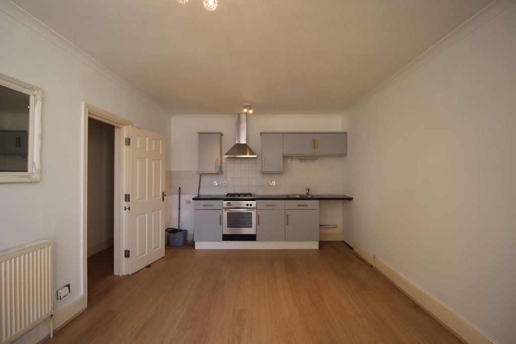 Property photo 3 of 12 Lounge/Kitchenette