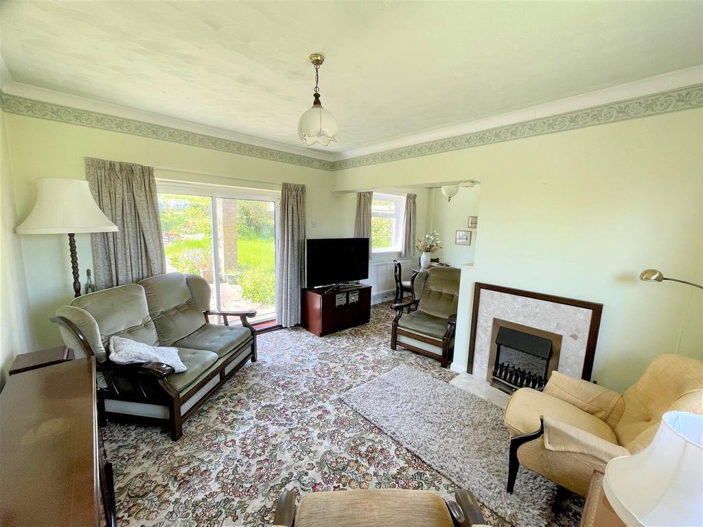Property photo 3 of 11 Lounge Area
