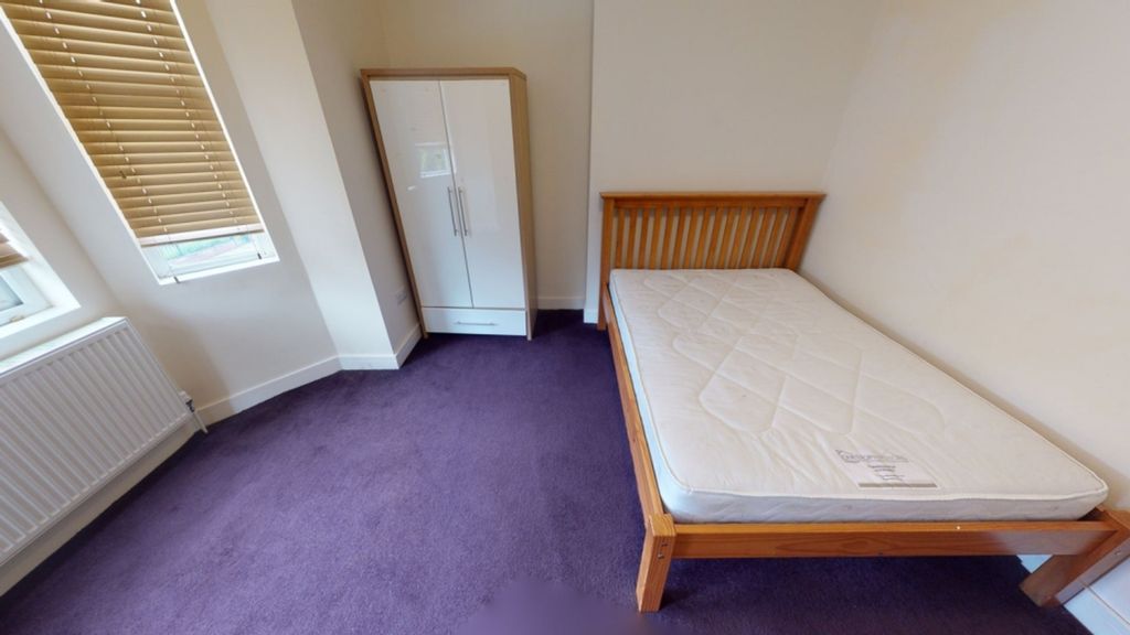 Property photo 3 of 5 A Bright And Tidy Double Bedroom With Ample Space ...