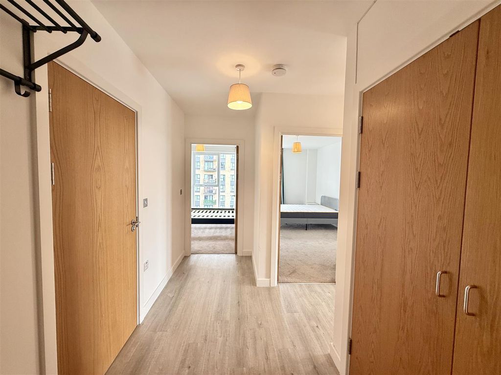 Property photo 2 of 14 Hallway