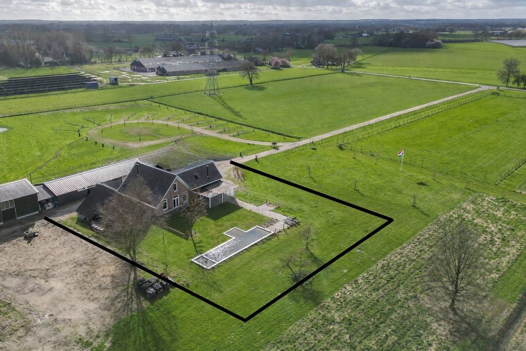 Property photo 2 of 28