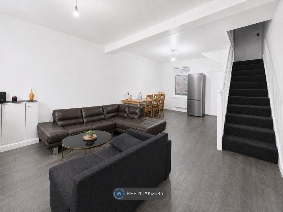 Property photo 1 of 10 Living Room