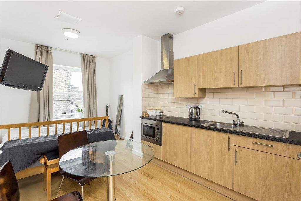 Property photo 2 of 5 Lettings Hammersmith Shepherds Bush Road - Kitchen