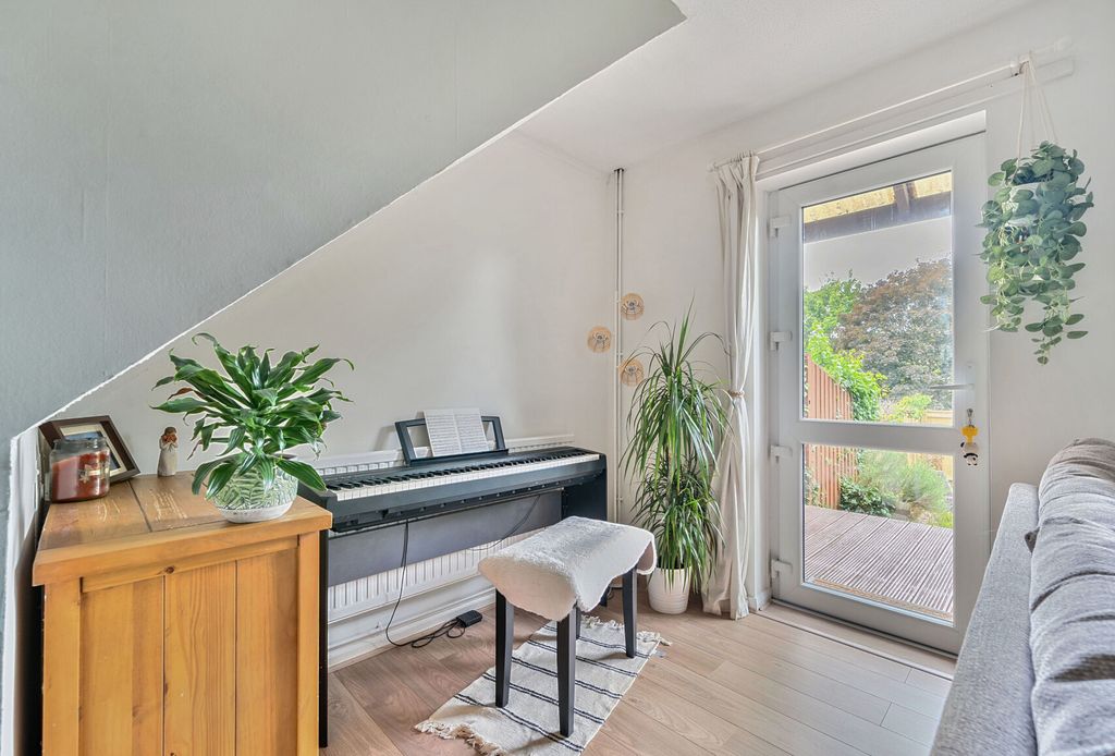 Property photo 1 of 15 1300272-18-684822...