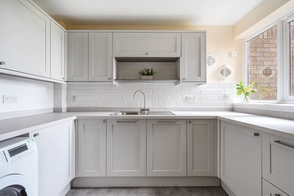 Property photo 3 of 19 Kitchen