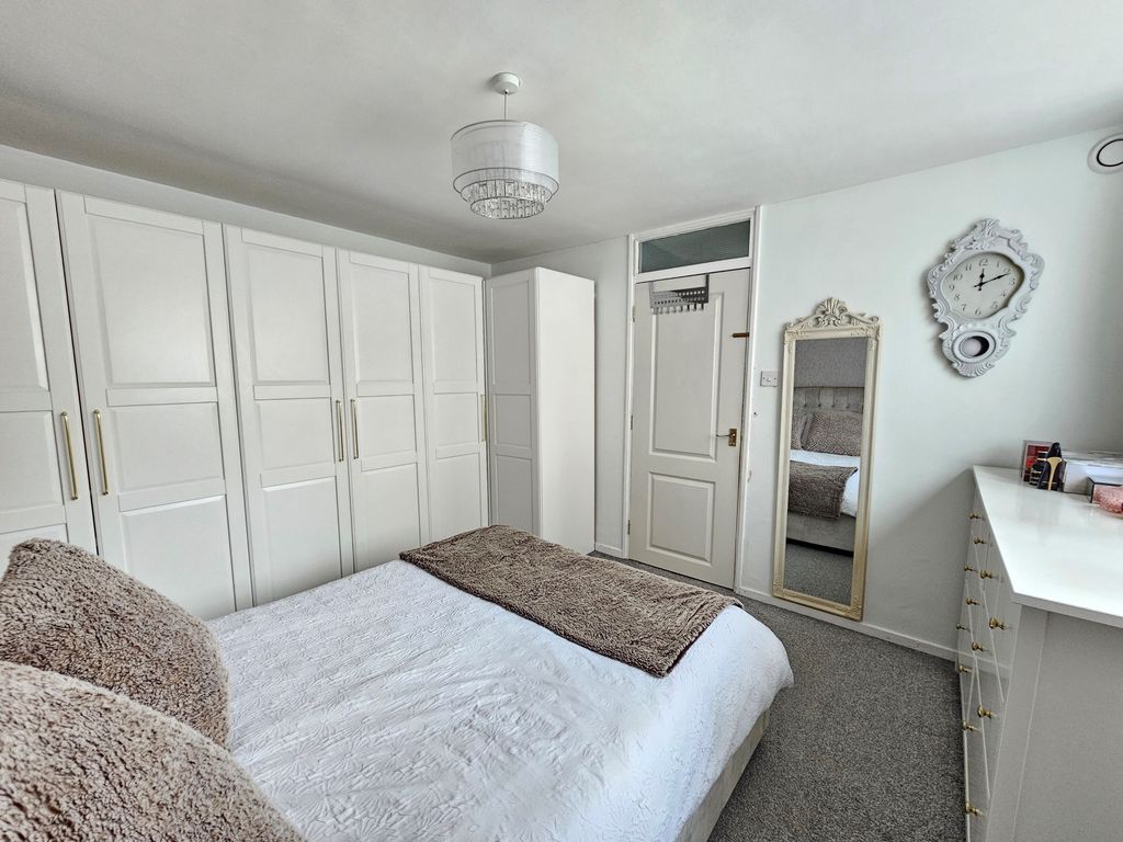 Property photo 2 of 9 Bedroom