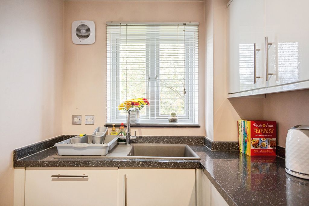 Property photo 3 of 10 Kitchen