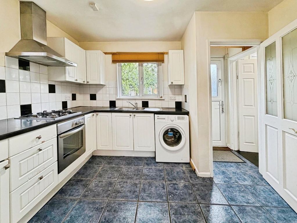 Property photo 3 of 18 Kitchen
