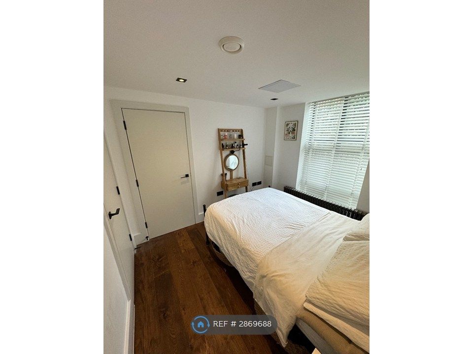 Property photo 2 of 10 Bedroom With Built In Wardrobe