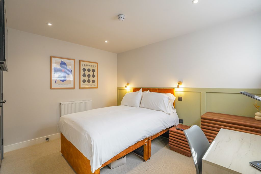 Property photo 1 of 47 Bedroom 3