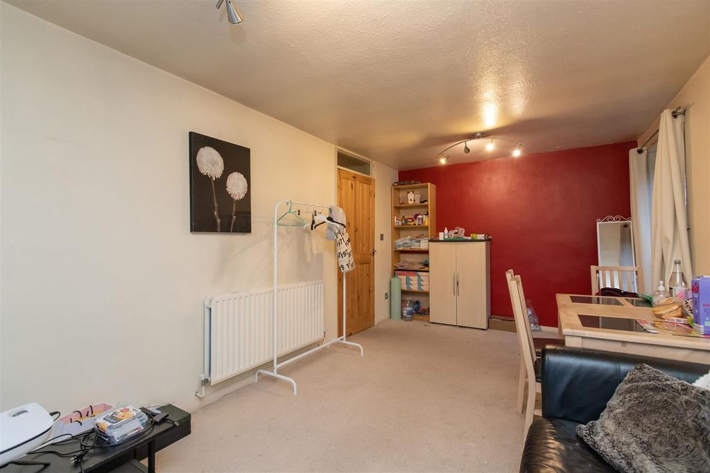 Property photo 2 of 9 Approach