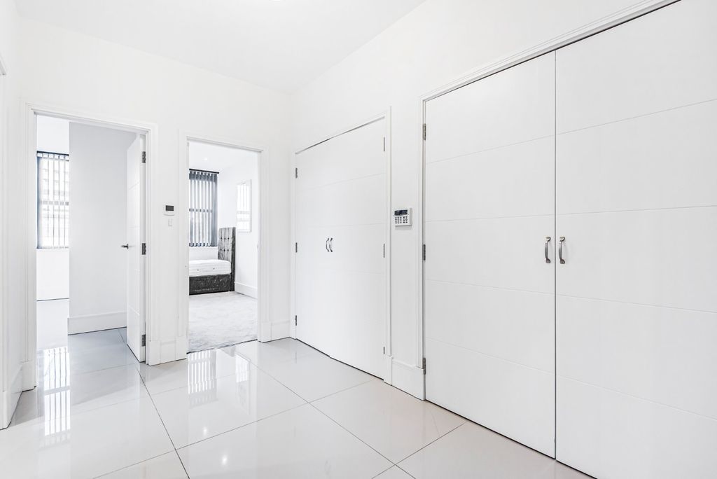 Property photo 2 of 6 Hallway