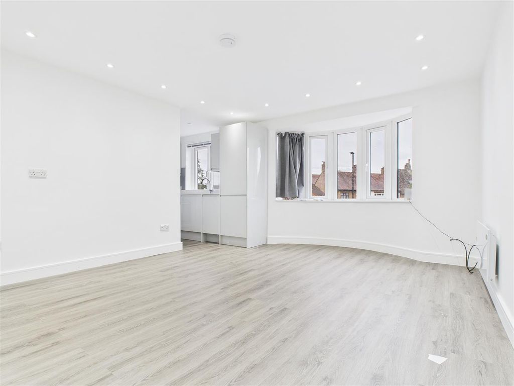 Property photo 2 of 10 Cam04419G0-Pr0044-Still025.Jpg