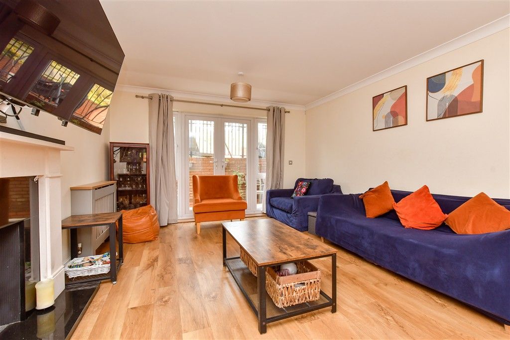 Property photo 3 of 20 Lounge