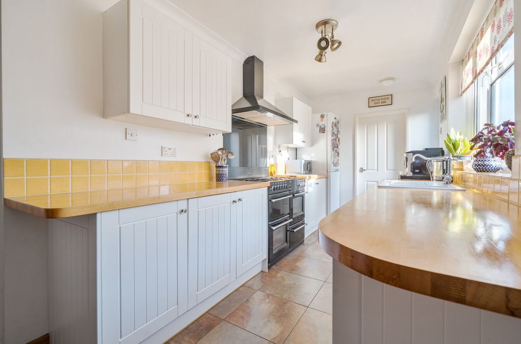 Property photo 3 of 14 1401469-7-696A768...