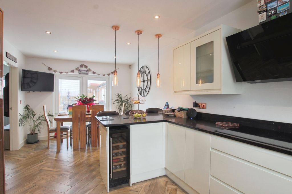 Property photo 3 of 23 4421225