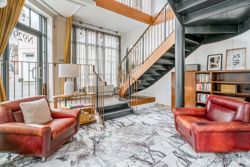 Property photo 2 of 20