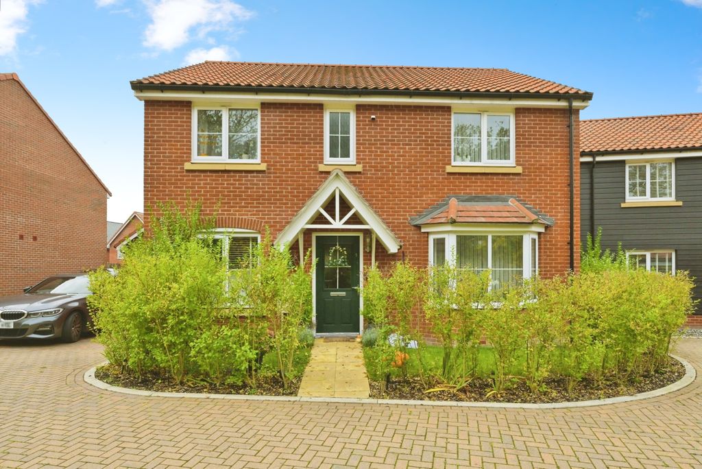 Property photo 1 of 16 Front Garden