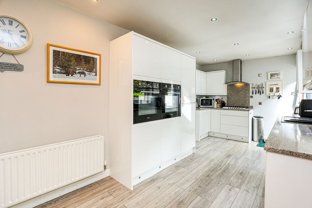 Property photo 3 of 21 Dining Kitchen