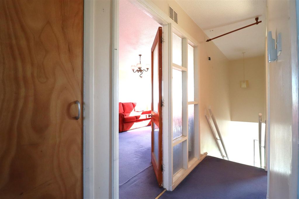 Property photo 3 of 24 Ent Hall.Jpg