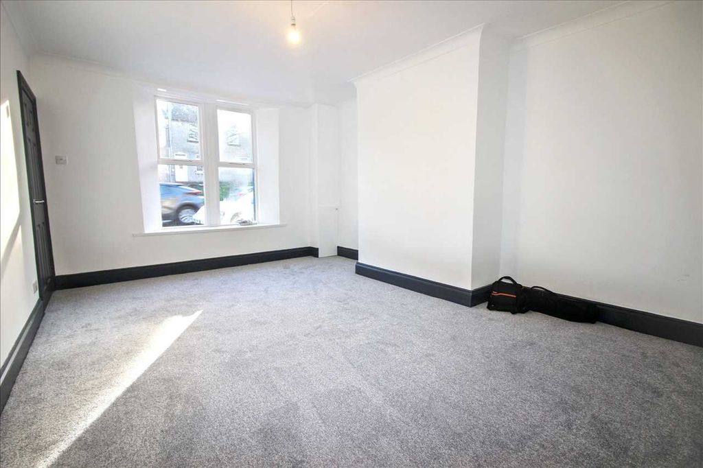 Property photo 2 of 8 Lounge