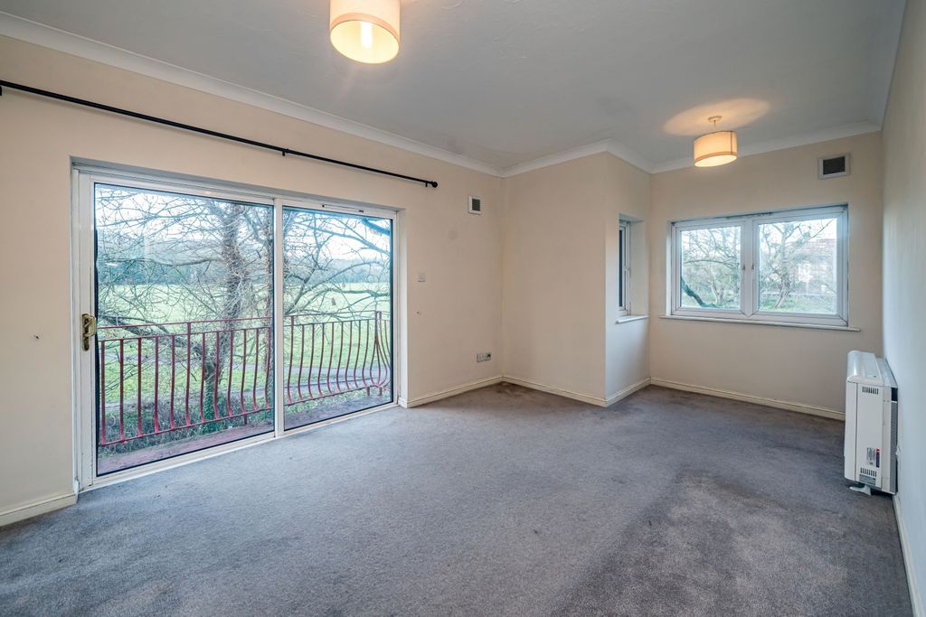 Property photo 3 of 11 Living Room