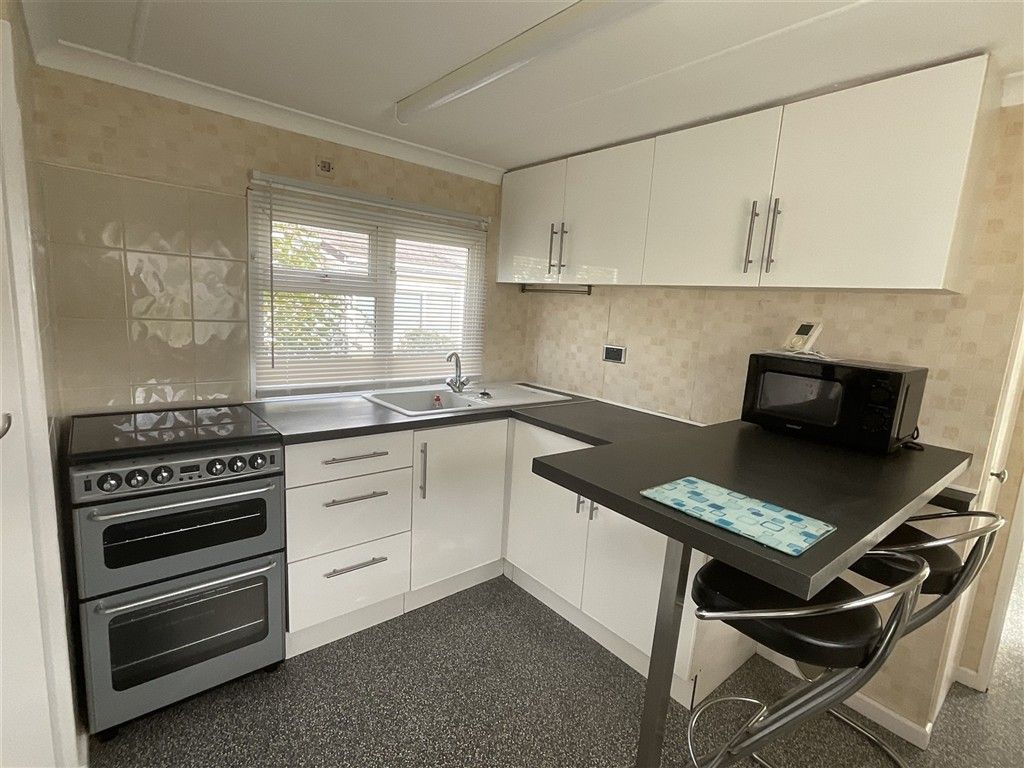 Property photo 2 of 11 Kitchen