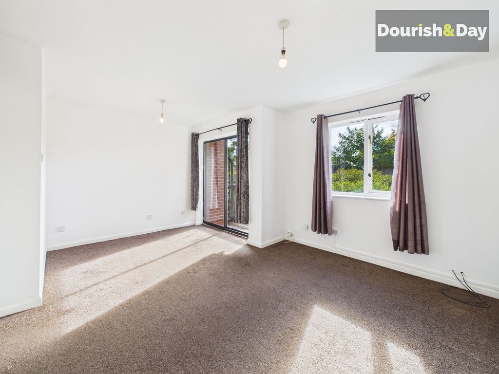 Property photo 3 of 10 Living / Dining Room