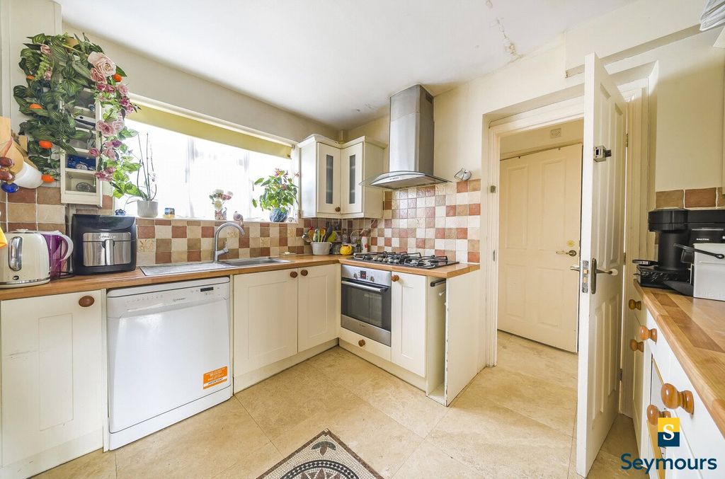 Property photo 3 of 16 Kitchen