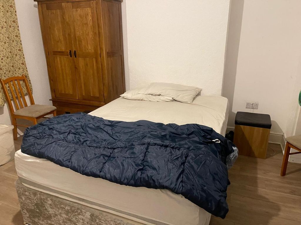 Property photo 1 of 3 Bedroom