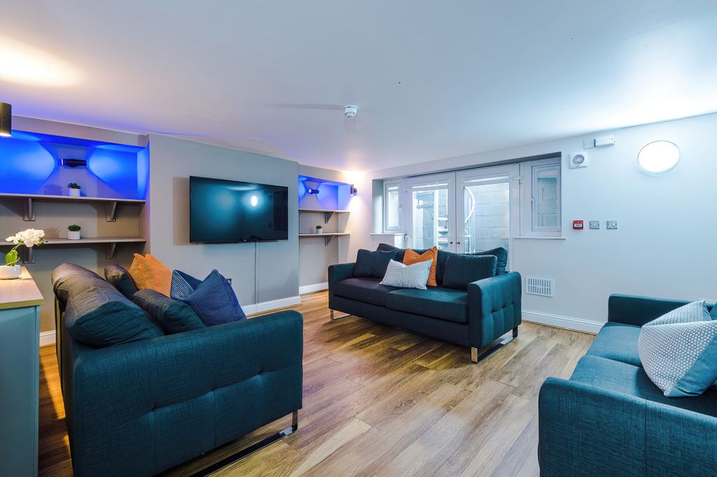 Property photo 1 of 23 16 Buckingham Mount Living Room 1