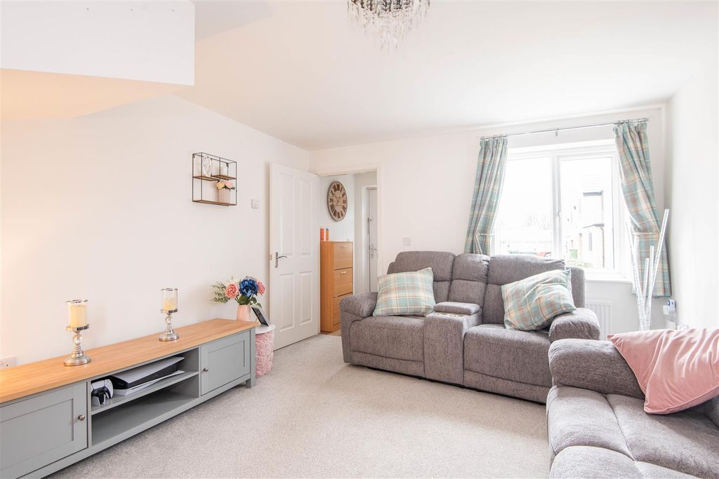 Property photo 2 of 17 Lounge