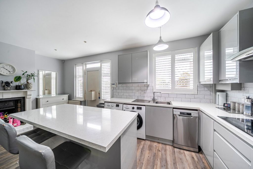 Property photo 2 of 16 Picture No. 11